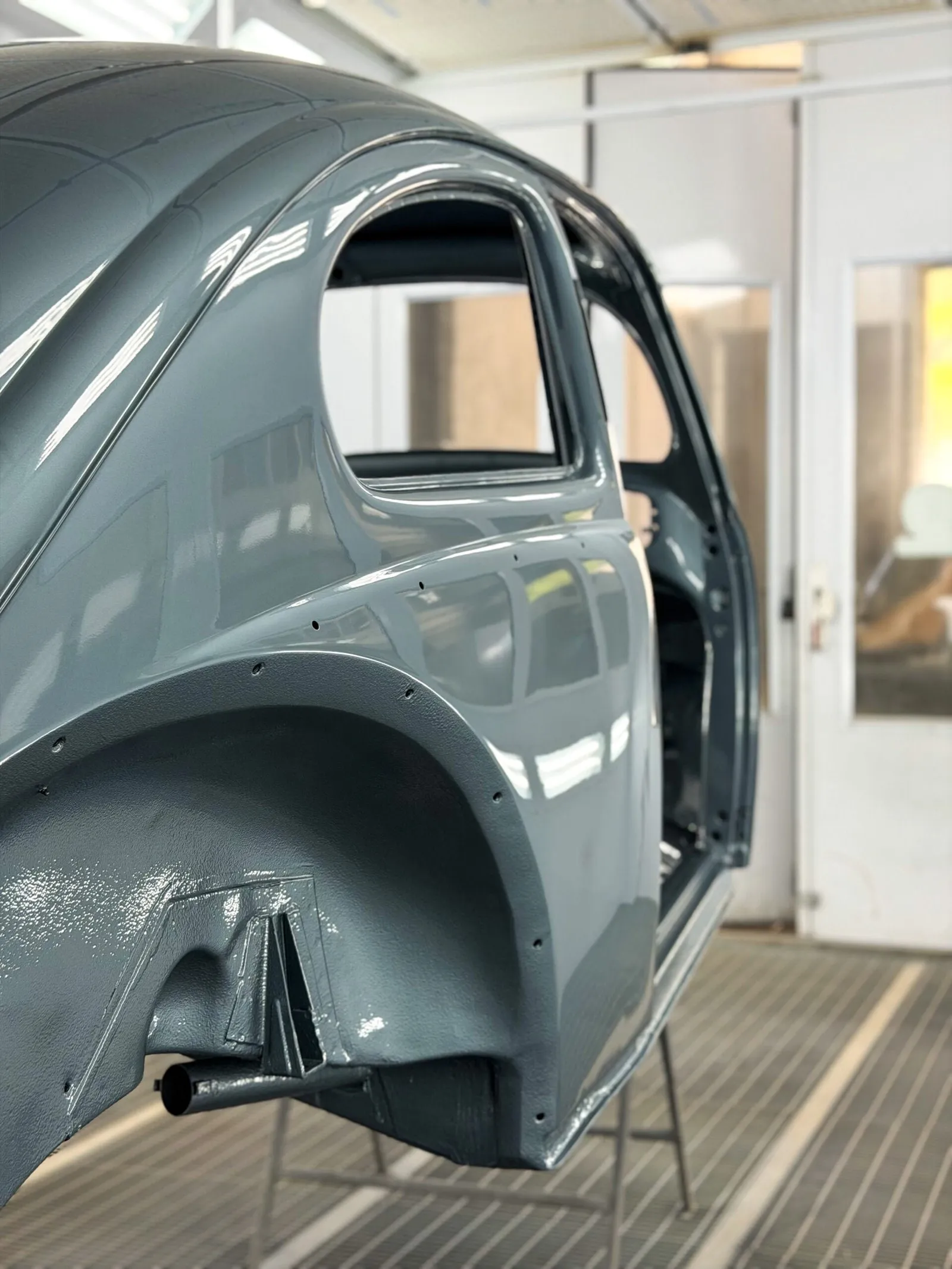Detalle de la carrocería pintada de un Volkswagen clásico en restauración