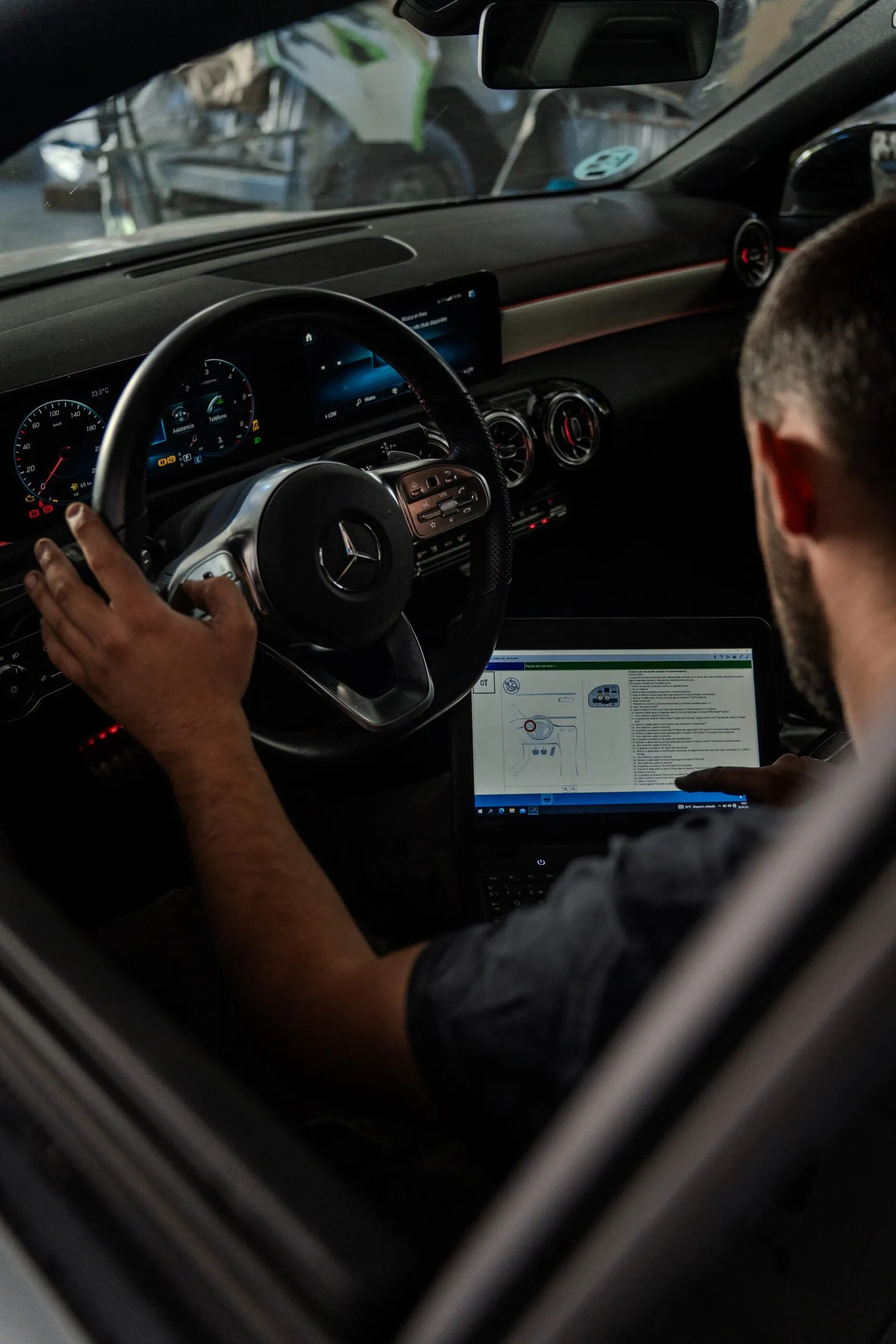 Diagnosis electrónica de un Mercedes-AMG con el equipo conectado en el habitáculo