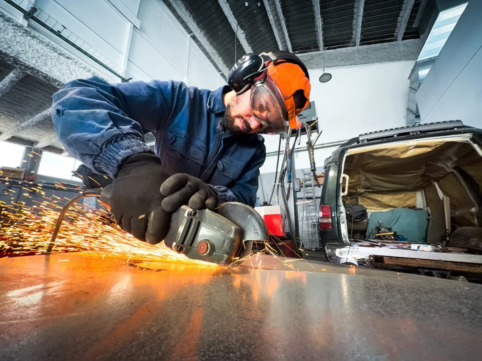 Trabajo con radial en la nave de Talleres Salva, en el Polígono Industrial de Mijaran