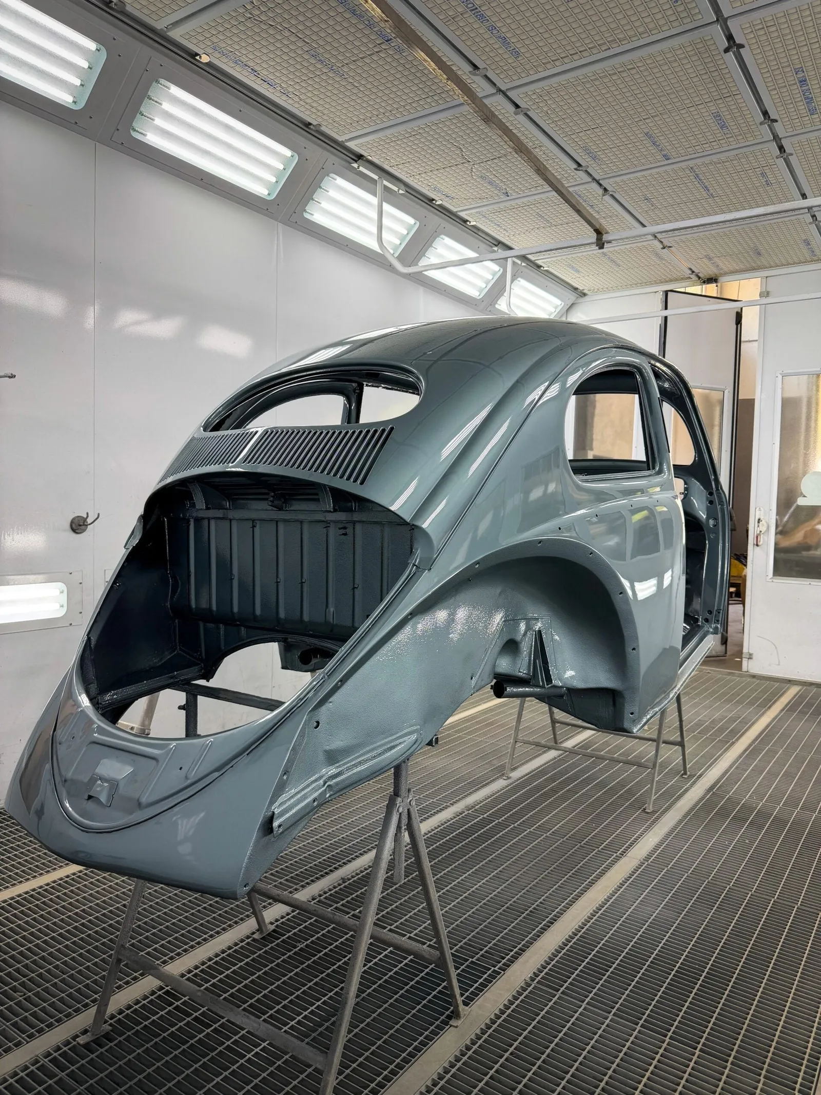 Carrocería de un Volkswagen clásico recién pintada en la cabina del taller